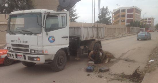 مياه القناة بالإسماعيلية: تركيب أغطية للمطابق بمنطقة الحرفى