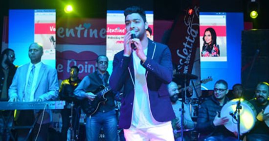 صور .. أحمد جمال يختتم حفل عيد الحب بالمعادى