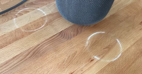 مستخدمو جهاز  أبل الجديد Homepod يشتكون من إتلافه للأثاث الخشبى