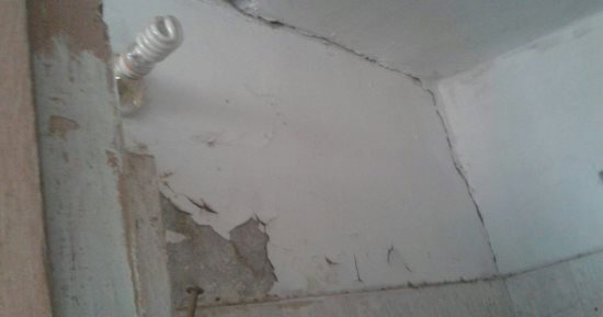 صور.. اضبط مخالفة.. تآكل مبنى مدرسة عبد الستار خضر ببنها