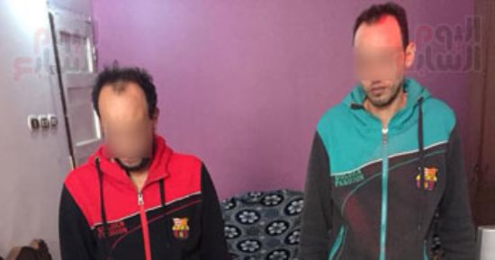ضبط شقيقين أثناء بيعهما تمثالا فرعونيا و50 عملة برونزية بسوبر ماركت بسوهاج
