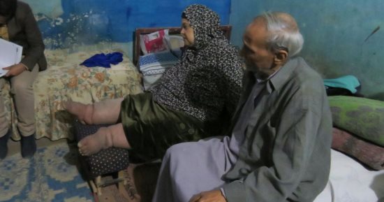 صور.. أسرة تستغيث.. الأم تعانى من داء الفيل والأب يحتاج عملية "مياه بيضاء"
