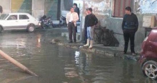 توقف حركة المرور فى منطقة المعادى بسبب كسر ماسورة مياه 