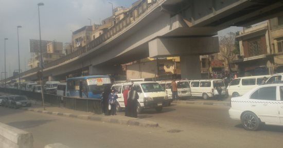 توقف حركة المرور عقب اصطدام سيارتين ملاكى بمحورالثورة فى مصر الجديدة 