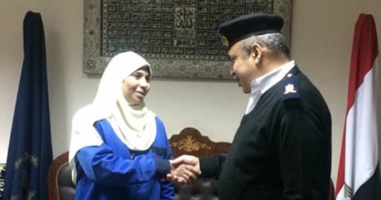 عاملة بمطار القاهرة تعيد خاتم مرصع بالماس لراكبة.. والداخلية تكرمها
