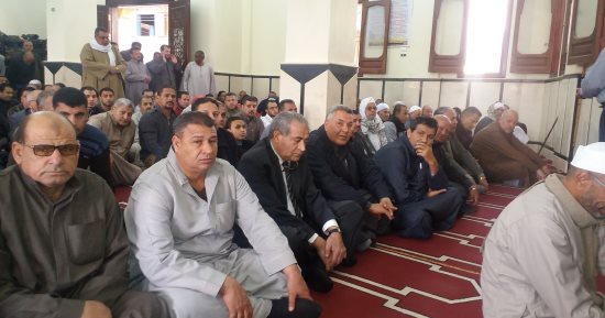 صور.. وزير التموين يؤدى صلاة الجمعة بقريته فى الشرقية