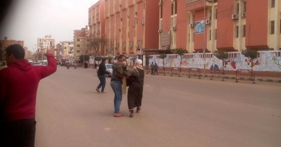صور.. سيارة تسير بسرعة جنونية تصدم شخصا.. ومواطنون ينقلونه للمستشفى ببنها