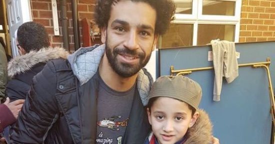 الجماهير تلتقط صورا تذكارية مع النجم محمد صلاح عقب صلاة الجمعة بإسبانيا