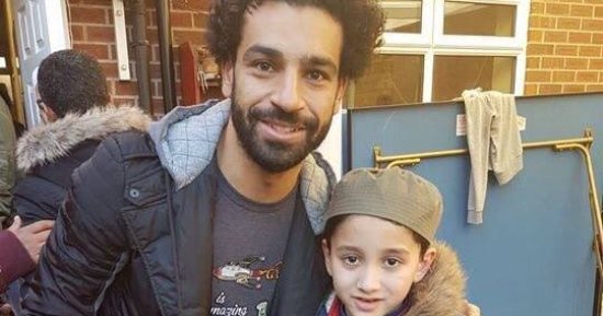 أهم 10 بوستات.. الجماهير تلتقط صورا تذكارية مع محمد صلاح عقب صلاة الجمعة