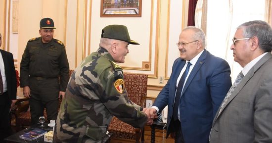 جامعة القاهرة: "الخشت" يلتقى قائد الدفاع الشعبى ويشيد بتضحيات الجيش