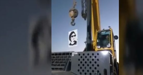 الموهبة لا تموت.. شاب يرسم أم كلثوم بـ"الونش".. فيديو