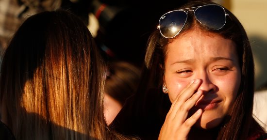 صور.. بكاء وحزن أهالى ضحايا حادث إطلاق النار بمدرسة فلوريدا بعد توديع ذويهم