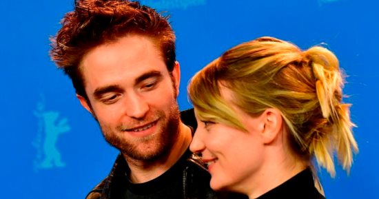 صور.. روبرت باتينسون وميا واسيكوسكا فى برلين من أجل فيلم  Damsel  