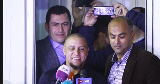 صور.. توافد المواطنين بحملة القضاء على فيروس سي بعزبة الهجانة بمشاركة روبرتو كارلوس