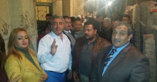صور.. نائب محافظ القاهرة يوزع سلع غذائية وملابس على أهالى مثلث ماسبيرو