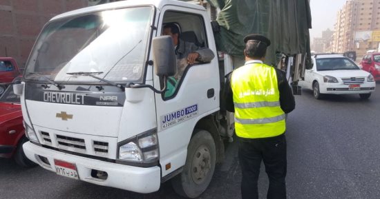 المرور يحرر 7850 مخالفة أعلى محاور وميادين الجيزة خلال 24 ساعة