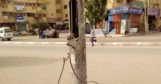 صور.. قارئ يحذر من وجود كابلات عارية بأعمدة كهرباء بموقف كيما فى أسوان