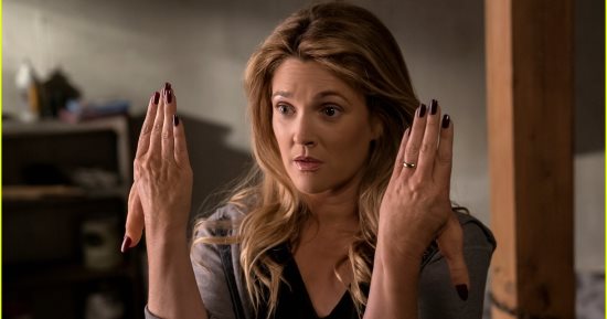 صور.. Netflix تكشف عن صور الموسم الثانى من مسلسل Santa Clarita Diet