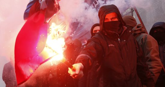 صور.. متظاهرون أوكرانيون يحرقون علم روسيا بعد اقتحام المركز الروسى بكييف