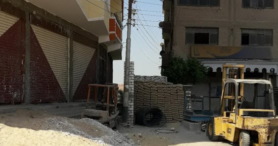 صور.. مواطن بسوهاج يستغيث: الجيران قفلوا عليا الشارع بجدار