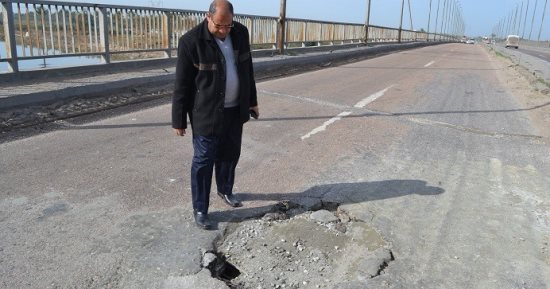 صور.. هبوط مفاجئ بكوبرى الحماد بكفر الشيخ.. ومساعد المحافظ يحذر السائقين