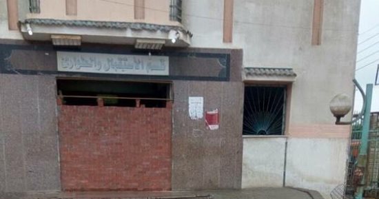 أهالى الزرقا يشكون إغلاق بوابة طوارئ المستشفى المركزى ونقل المرضى بالشارع