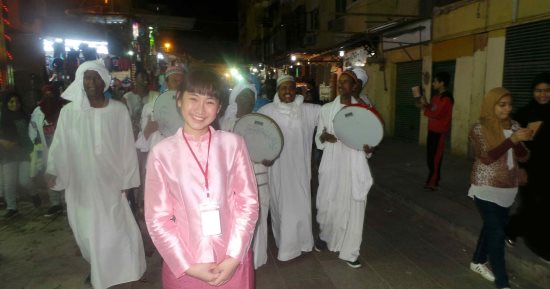 صور.. عروض مسائية بالسوق السياحية ضمن فعاليات مهرجان أسوان الدولى للفنون