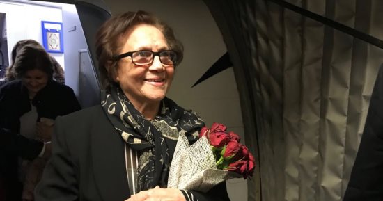 صور.. استقبال حافل للمناضلة الجزائرية جميلة بوحيرد بمطار القاهرة
