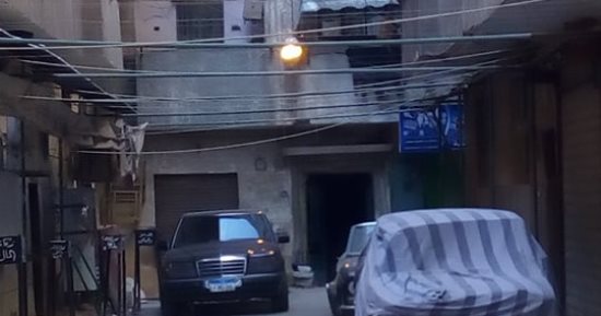قارئ يرصد ترك أعمدة الكهرباء مضاءة نهارا فى شوارع الزيتون بالقاهرة