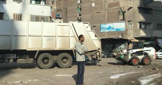 أهالى دمياط يشكون من جمع القمامة أثناء توجه الطلاب إلى مدارسهم صباحا