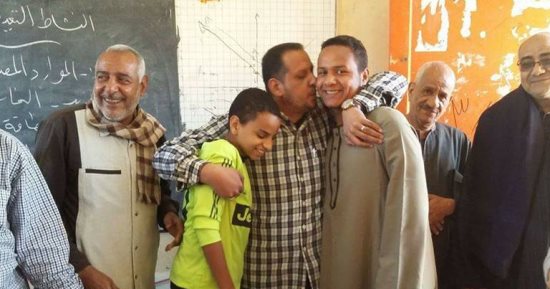 صور.. جلسة صلح فى مدرسة بإسنا بين طالب ومعلم تعدى عليه لأكله أثناء الحصة