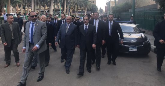 وزير الداخلية يفاجىء قسم الجمالية بزيارة ويوجه بإزالة الحواجز بمحيطه.. صور