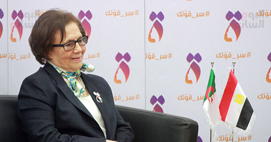 صور..محافظ أسوان يهدى المناضلة جميلة بوحيرد درع المحافظة بمهرجان أفلام المرأة