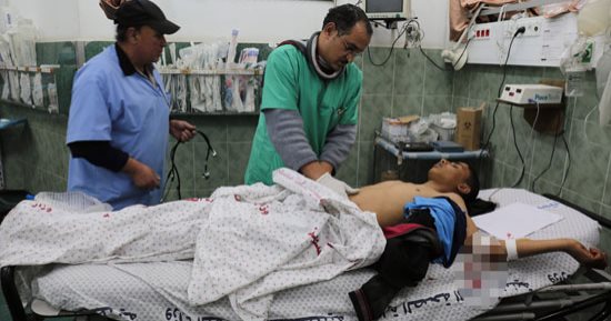 صور.. إصابة فلسطينيين اثنين فى قصف مدفعى إسرائيلى استهدف جنوب قطاع غزة