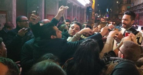 تامر حسنى ينشر فيديو كيف تنظم الشرطة الفرنسية الجمهور فى حفله بباريس