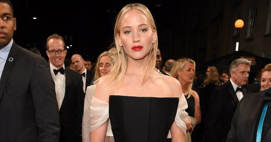 صور.. جينيفر لورانس بوجه عابس على السجادة الحمراء لـ BAFTA