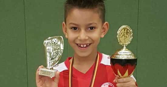 فيديو.. طفل مصرى يلعب بـ"هيرتا برلين" يسجل هدف على طريقة صلاح بمانشستر سيتي
