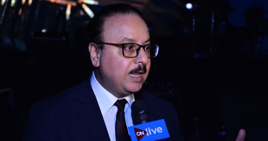 وزير الاتصالات يغادر إلى برشلونة لحضور المعرض العالمى للهواتف المحمولة