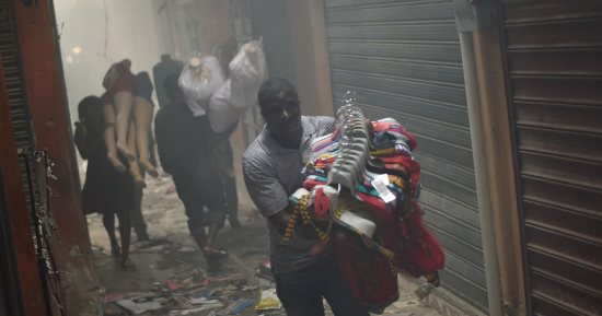 صور.. النيران تلتهم سوق الحديد التاريخى فى هايتى والأهالى يفرون بمنتجاتهم