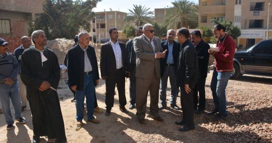 محافظ الوادى الجديد يتفقد عدد من المشروعات الخدمية ويوجه بسرعة تنفيذها