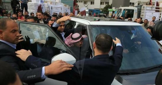 فيديو وصور.. عمال النظافة فى غزة يعتدون على سفير "تميم" ويمزقون علم قطر
