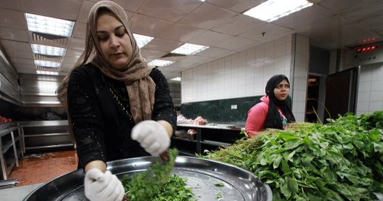 جنود ما قبل "الطشة".. "أم آية" تخصص تقطيف وخرط ملوخية فى "صبحى كابر"