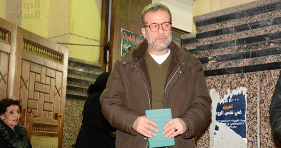شريف منير  ومحمد ياسين ورجاء حسين أول الحاضرين عزاء والد صابرين (فيديو وصور)