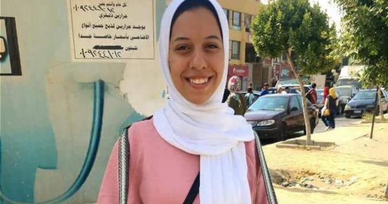 تداول صور لطالبة جامعية تعمل بائعة كب كيك بأكتوبر