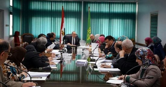 محافظ القليوبية يناقش مشاكل الاستثمار والمستثمرين بالمناطق الصناعية