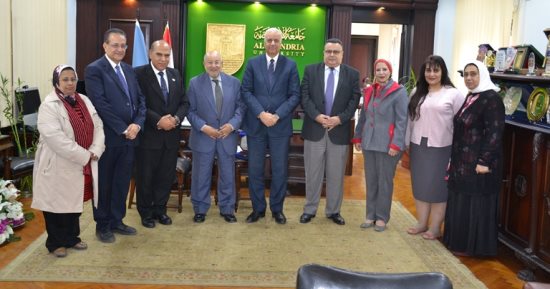 جامعة الإسكندرية تكرم أحد علماءها لتبرعه بمبنى للجامعة