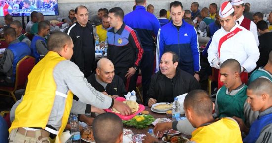 صور.. الرئيس السيسي يشارك طلبة الكلية الحربية وجبة الإفطار