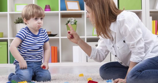 طفلك بيهز رجله وياكل ضوافره باستمرار.. تعرفى على اضطراب الحركة التكرارى