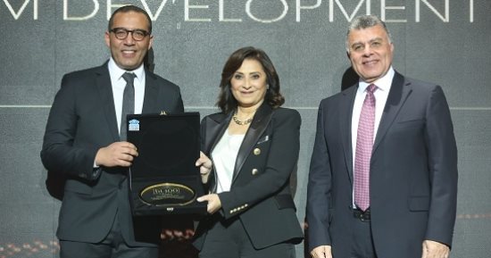 تكريم رئيس مجلس إدارة أوراسكوم للتنمية خلال احتفالية Business Today