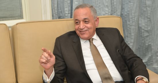 رئيس هيئة التنمية الصناعية يتسلم جائزة الشخصية الأكثر تأثيرا بالاقتصاد المصرى